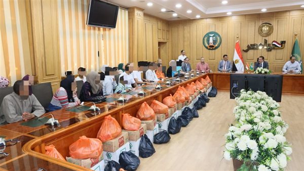 جانب من لقاء محافظ