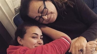 منهم منة شلبي ودرة والسقا.. نجوم الفن ينعون والدة هند صبري: ربنا يرحمها على قد طيبتها