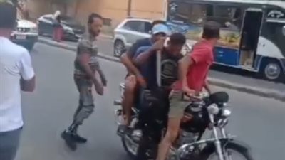 الأمن يفحص فيديو لشباب بحوزتهم سلاح أبيض أثناء محاولة التعدي على شخص أمام معهد الأورام