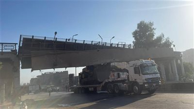 استدعاء أوناش لرفع حطام سقوط كوبري مشاة جزئيًا بطوخ