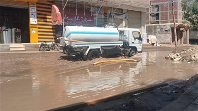 الدفع بسيارات لشفط المياه بعد انفجار خط رئيسي بطريق طنطا - شبين الكوم بالمنوفية| صور 