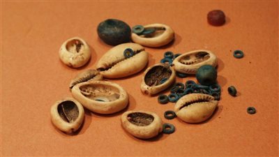  متحف معهد البردي بجامعة ليل الفرنسية يعرض قلادة من عصر نباتا