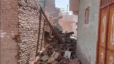 انهيار منزل في أسيوط.. والحماية المدنية تكثف جهودها لاستخراج مسنة من تحت الأنقاض 