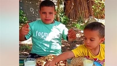 بالسمنة البلدي.. صغير مصري يشعل مواقع التواصل بمقطع عفوي من الريف ويتحول إلى تريند