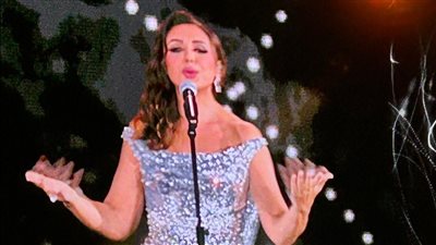 أنغام تشعل حفلها بمهرجان العلمين وتمازح جمهورها بعد هتافهم: قولولي يا أنغام