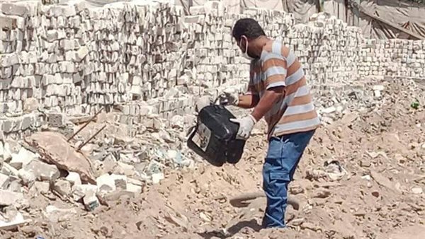 رش الأرض بالمبيدات