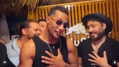 إهداء للكينج.. تامر حسني ومحمد رمضان يقلدان محمد منير بأغنية الذوق العالي