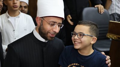 وزير الأوقاف يشارك في مناقشة رسالة ماجستير بأصول الدين بالأزهر.. ويلتقط سيلفي مع أحد الصغار 