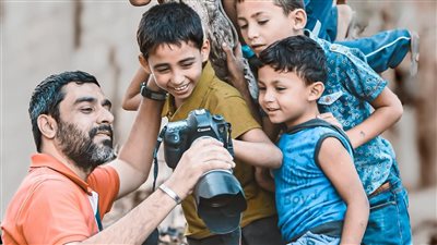  مقابل كيس طحين.. المصوّر الفلسطيني فادي ثابت يعرض أرشيفه للبيع من أجل إطعام أطفاله