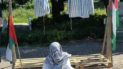 مظاهرة مؤيدة لفلسطين في السويد تثير الغضب بعد عرض دمى بملابس ضحايا الهولوكوست