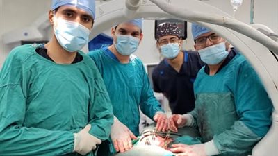 سقط من ارتفاع 7 أمتار.. طب أسيوط الأزهر تجري عملية لتثبيت العمود الفقري باستخدام تقنية التدخل المحدود