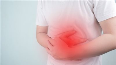 طبيب جهاز هضمي يحذر من 4 عادات تضر بالمعدة .. تعرف على التفاصيل