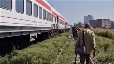 سائق القطار نسي يقف على رصيف مطاي ثم عاد للخلف.. والركاب: حسينا إننا راكبين توك توك