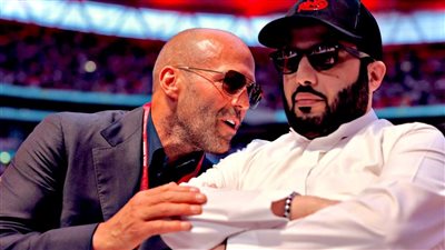الممثل العالمي Jason Statham يظهر رفقة المستشار تركي آل الشيخ في مباراة ملاكمة بستاد ويمبلي