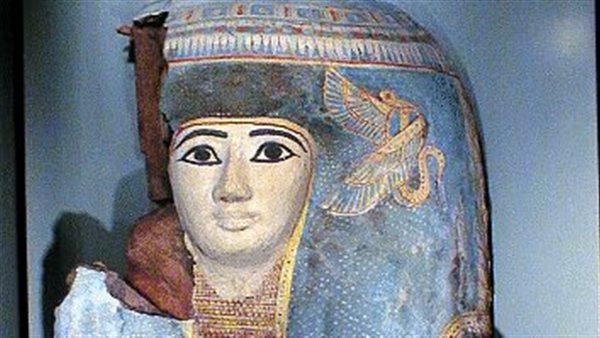 غطاء تابوت يكشف ملامح