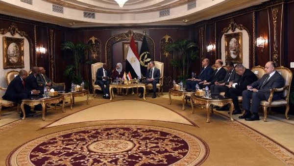 وزير الداخلية مع