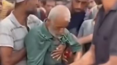 سقوط مسن فلسطيني خلال انتظاره في طابور المساعدات بغزة يثير الغضب على السوشيال ميديا