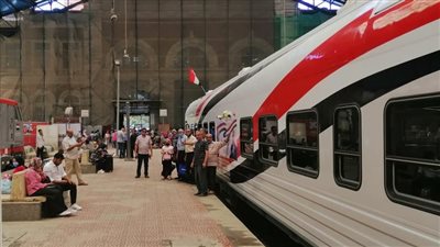 اختل توازنها.. مصرع سيدة سقطت من القطار خلال وداع أبنائها في الأقصر 