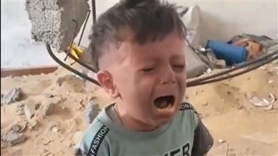 ظل يصرخ من شدة الجوع.. فيديو صغير فلسطيني يأكل الرمل يرصد حجم المجاعة بغزة 