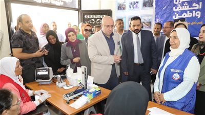 محافظ بني سويف يتفقد العيادة المتنقلة لخدمة مبادرات صحة المرأة ضمن حملة 100 يوم صحة