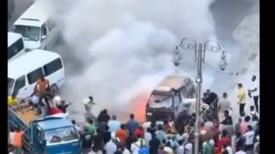مشهد بطولي بالإسكندرية| شباب يُخمدون حريق سيارة بعربة رمال.. ومتابعو السوشيال: هؤلاء هم أبناء مصر المخلصون