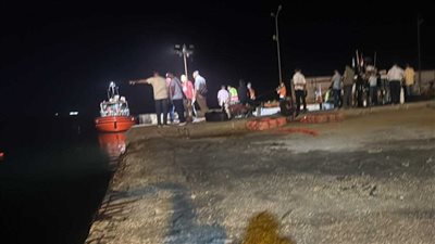 انتشال السيارتين الغارقتين بمعدية بورسعيد.. جثتان ومصاب وناجٍ