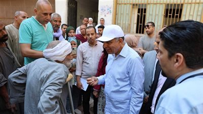 في لفتة إنسانية.. محافظ المنيا يوجه بتوفير كرسي متحرك لمريض خلال جولته بمستشفى الفكرية