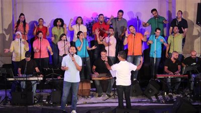 بانوراما أيامنا الحلوة تجسد مشاعر الحنين إلى الماضي على المسرح المكشوف بالأوبرا