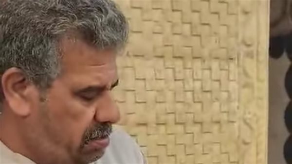 شخص يحمل الطفل