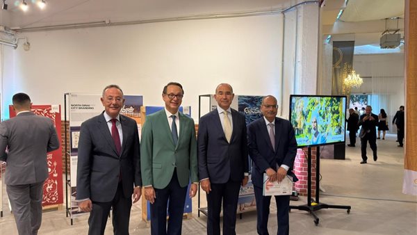 خلال افتتاح معرض