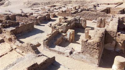 الآثار تعلن الكشف عن أطلال لمبانٍ سكنية وكنائس ومقابر في واحات الخارجة