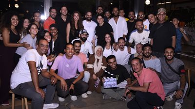 أبطال الحكاية بتوقيت 28 يحتفلون بانتهاء التصوير | صور