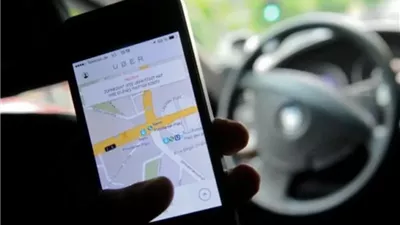 حاول خلع ملابسه.. فتاة تشكو من سائق أحد تطبيقات النقل الذكي: طول الرحلة تصرفاته غريبة