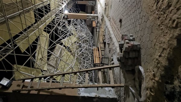 انهيار مظلة موقف