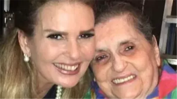 الفنانة يسرا ووالدتها