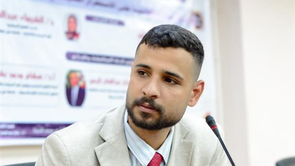  الكاتب الصحفي أحمد