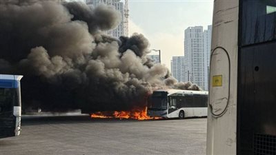 اشتعال النيران في موقف حافلات قرب تل أبيب.. والعثور على جثة متفحمة