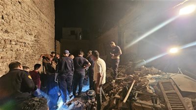 جارٍ البحث عن مسنة.. ننشر الصور الأولى لانهيار منزل من 3 طوابق بأسيوط