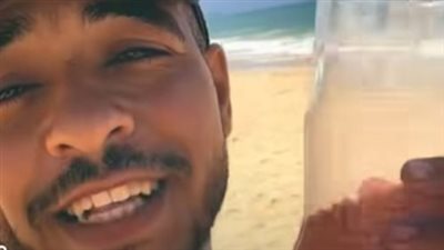 موجها الشكر للمصريين.. صياد فلسطيني يزعم العثور على زجاجات بها طعام في البحر 