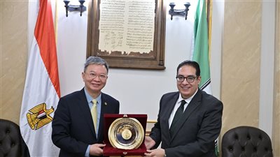 رئيس جامعة القاهرة يستقبل وفد الجمعية الصينية للتعليم العالي لبحث آفاق التعاون الأكاديمي والبحثي