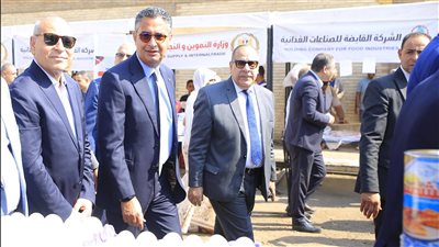 بأسعار مناسبة.. وزير التموين ومحافظ القاهرة يفتتحان سوق اليوم الواحد بمنطقة الجمالية| صور
