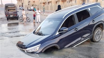 هبوط أرضي أمام كمبوند في المنيا الجديدة نتيجة كسر ماسورة مياه