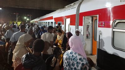 سكك حديد مصر تستعد للدفع بقطار ثانٍ لنقل السودانيين إلى وطنهم غدًا