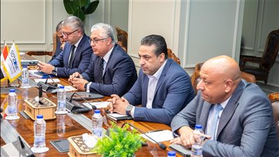 رئيس اقتصادية قناة السويس يستقبل وفدًا صينيًا رفيع المستوى لبحث فرص الاستثمار في مصر