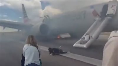 إجلاء 15 راكبًا وإصابة شخص.. خلل في معدات الهبوط يشعل النار في طائرة بمطار دنفر