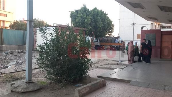 لحظة خروج جثمان والد