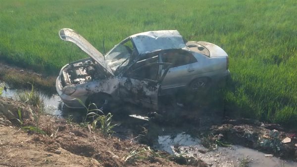 انقلاب سيارة في أرض