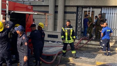 مشاهد من السيطرة على حريق نشب في نادٍ نهري بالعجوزة| صور 