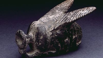 متحف ألماني يعرض وعاءً فريدًا على هيئة ذبابة يعكس براعة الفنون المصرية القديمة