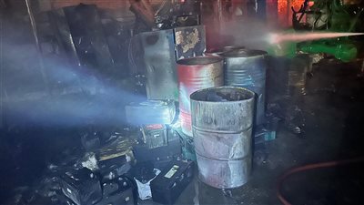 السيطرة على حريق داخل مصنع 